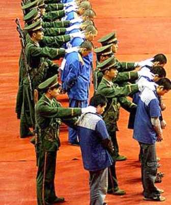 CHINA OUT Chinese police show of a group of hardcore convicts at a sentencing rally in the east Chinese city of Wenzhou, 07 April 2004, where 11 prisoners were later excuted for various crimes.  Amnesty International has called for a moratorium on the death penalty in China, saying the country's dysfunctional criminal justice system meant many innocent people were being executed, after a senior Chinese legislator suggested China executes at least 10,000 people a year, about five times more than the rest of the world combined.                   AFP PHOTO XXX PARA MUNDO / INTERNACIONAL