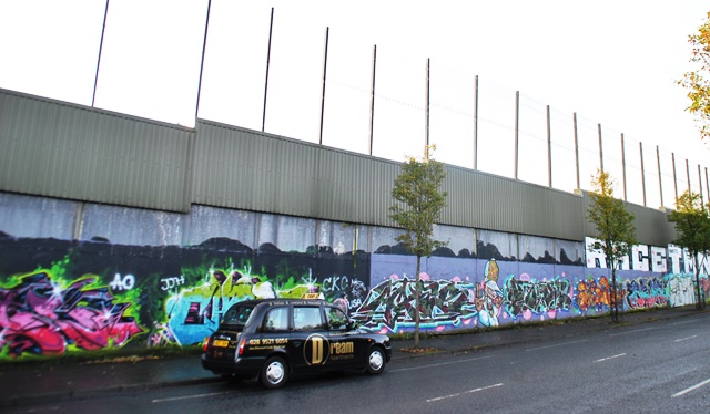 Belfast 9. Muros de división de la xiudad, hoy una galería dem urales al aire libre