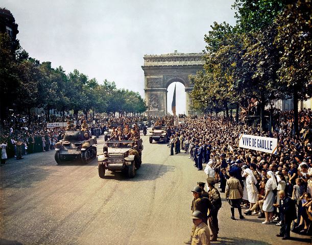 Crowds_of_French_patriots_line_the_Champs_Elysees-edit2
