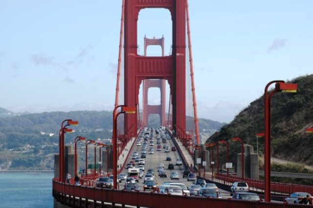 Golden_Gate_Bridge_Front_Traffic-590x392