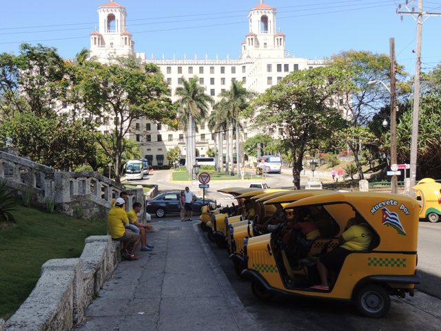 Hotel Nacional y los coco taxis a disposición.
