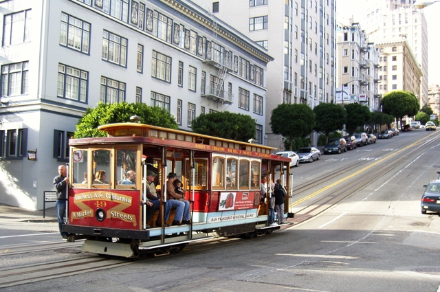San_Francisco_Cable_Car_on_Pine_Street