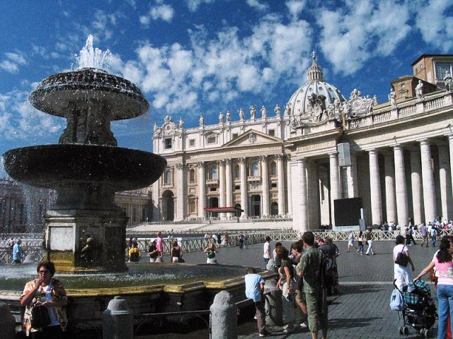 Vatican_Piazza_San_Petro_Brunnen