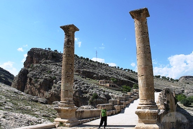 a giant-columns-marking-entrance-to-bridge-kahta