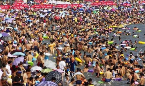 crowded_beach_china_02